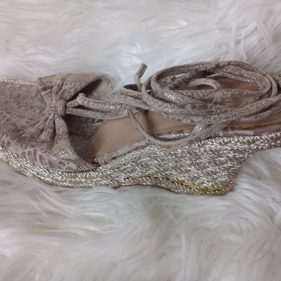 REDUCED! Stuart Weitzman Gold Wedge Lace-up Shoes size 9.5 Barely worn Like NEW - Picture 2 of 6